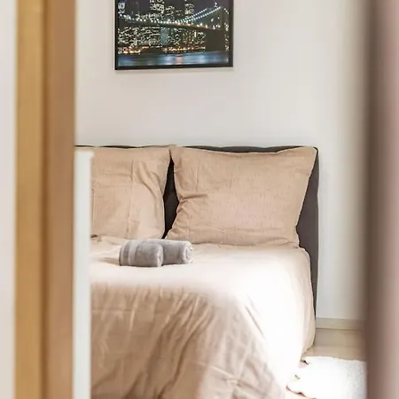 Apartment Cityscape Oasis: Active Heaven Pressburg