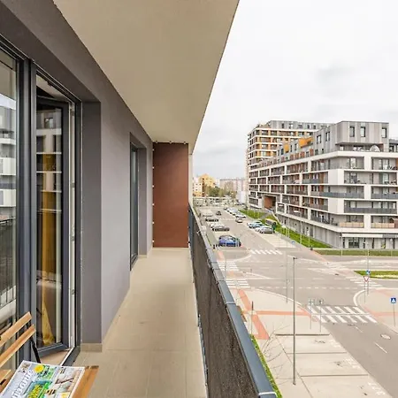 Apartment Cityscape Oasis: Active Heaven *